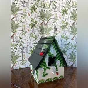 The cutest lady bug bird paradise 🐞🏡